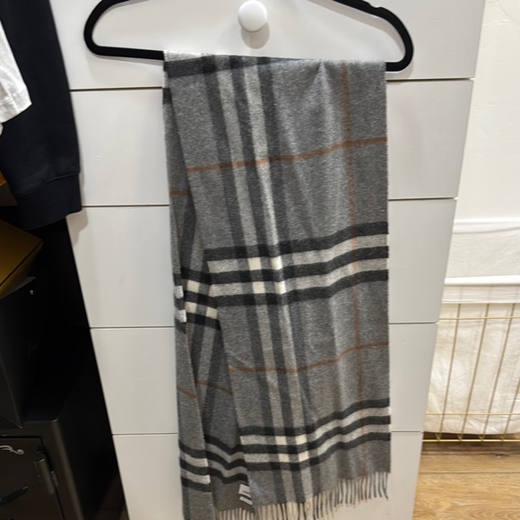 Burberry Gray and Black Scarf Luxurious Accessory - Picture 1 of 2